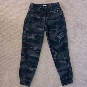 Aritzia TNA Alice camo jogger
